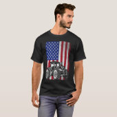 トラクター農家アメリカ国旗の愛国的農業 Tシャツ (正面フル)