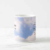 トラストインゴッドブルースカイ名前をカスタムする 感動的 コーヒーマグカップ (中央)