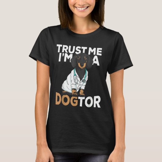 トラストドクターおもしろいダシュント犬 Tシャツ (正面)