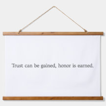 トラスト&オナーウッドトップウォールタペストリー