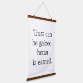 トラスト&オナーウッドトップウォールタペストリー 吊り下げ型タペストリー (傾斜あり)