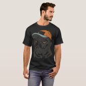 トラッカーズハットをかぶったパグ Tシャツ (正面フル)