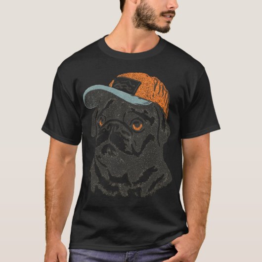 トラッカーズハットをかぶったパグ Tシャツ (正面)