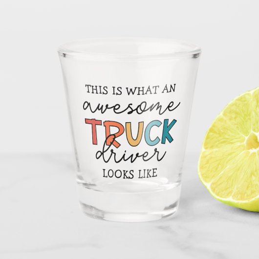 トラックおもしろい運転手 |牽引素晴らしトラックドライバー ショットグラス (正面)