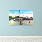 トラックで朝のトレーニングを得る馬 キャンバスプリント (インサイチュ (ウッドフロア))