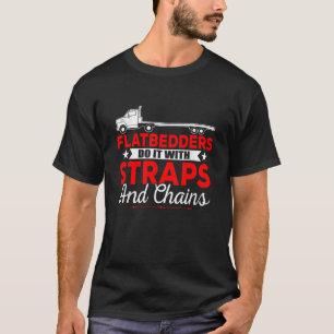 トラックのフラットベッドダーは、ストラップとチェーンでそれを行う Tシャツ
