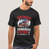 トラックの運転成功を提供するセミトラック選カー Tシャツ (正面)