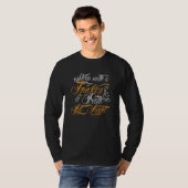 トラックの運転手を一晩中トラックに乗せて寝る Tシャツ (正面フル)