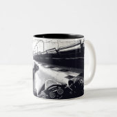 トラックをスピード化したゴーカートのまわりにレーサー ツートーンマグカップ (正面右)