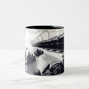 トラックをスピード化したゴーカートのまわりにレーサー ツートーンマグカップ