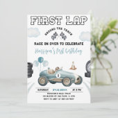 トラックを一周するレースカー 1歳の誕生日 招待状 (スタンド正面)