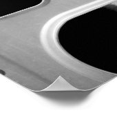 トラックを通して見る白黒の牛16x20 ポスター (角)