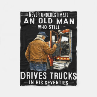 トラックを運転する老人のことをナメてはいけない フリースブランケット