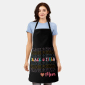 トラックアンドフィールドマムグルーヴ走ィーの母の日 エプロン (着用した状態)