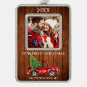 トラックウッド私たちの初めてのクリスマスカップルの写真 シルバープレートフレームオーナメント (正面)
