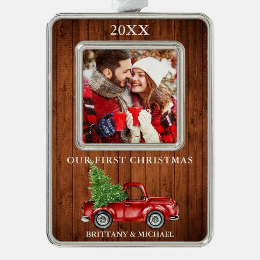 トラックウッド私たちの初めてのクリスマスカップルの写真 シルバープレートフレームオーナメント (正面)
