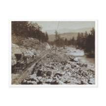 トラック川に沿って列車を走らせる