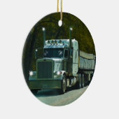 トラック愛好家のための大きな白いトラックとハイウェイアート セラミックオーナメント (右)