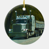 トラック愛好家のための大きな白いトラックとハイウェイアート セラミックオーナメント (裏面)