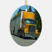 トラック愛好家のための大きな黄色のトラックとハイウェイアート セラミックオーナメント (右)