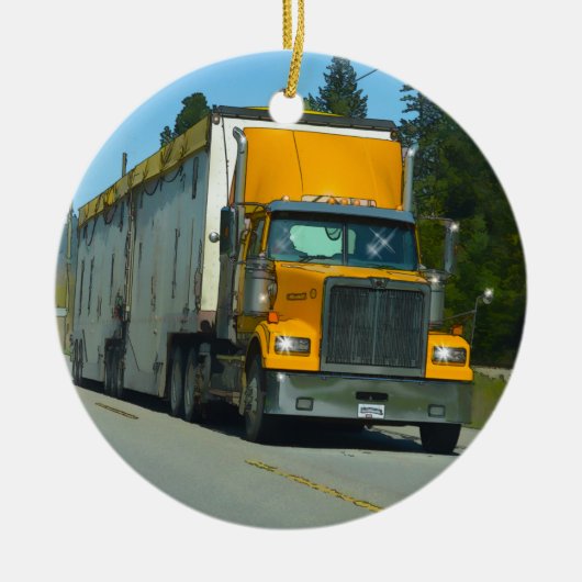 トラック愛好家のための大きな黄色のトラックとハイウェイアート セラミックオーナメント (正面)