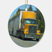 トラック愛好家のための大きな黄色のトラックとハイウェイアート セラミックオーナメント (左)