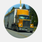 トラック愛好家のための大きな黄色のトラックとハイウェイアート セラミックオーナメント (裏面)