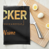 トラック生まれのレトロドライバのヴィンテージになるトラック車 キッチンタオル (四つ折り)