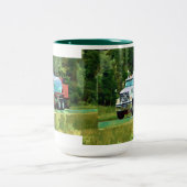 トラック運転手の大きい装備のドライブインのコーヒー・マグ ツートーンマグカップ (中央)