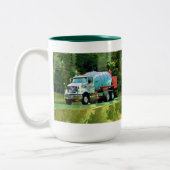 トラック運転手の大きい装備のドライブインのコーヒー・マグ ツートーンマグカップ (左)