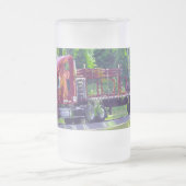 トラック運転手の大きい装備のドライブインの飲むマグ フロストグラスビールジョッキ (中央)