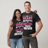 トラック運転手の妻の私のハートはトラック運転手に属している Tシャツ (ユニセックス)