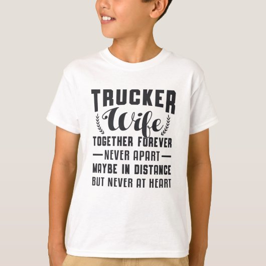 トラック運転手の妻は永遠に離れないおもしろい Tシャツ (正面)