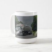 トラック運転手及び子供のための灰色の牛供給の水槽のトラック コーヒーマグカップ (正面左)