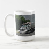 トラック運転手及び子供のための灰色の牛供給の水槽のトラック コーヒーマグカップ (左)