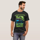 トラック離れの解体ダービーカーレット上のすべて Tシャツ (正面フル)