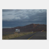 トラック、山、夕焼けの美しい景色 ラッピングペーパーシート (正面)