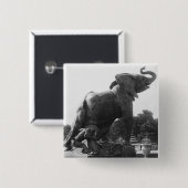 トラップでつかまえられる若い象 缶バッジ (正面&裏面)