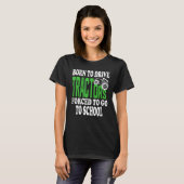 トラッ生まれターを追い詰めて学校の農場に行かせる Tシャツ (正面フル)