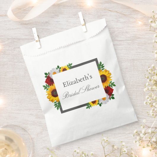 トラディショナル フローラル ブライダル シャワー フェイバーバッグ (クリップ留めされた状態)