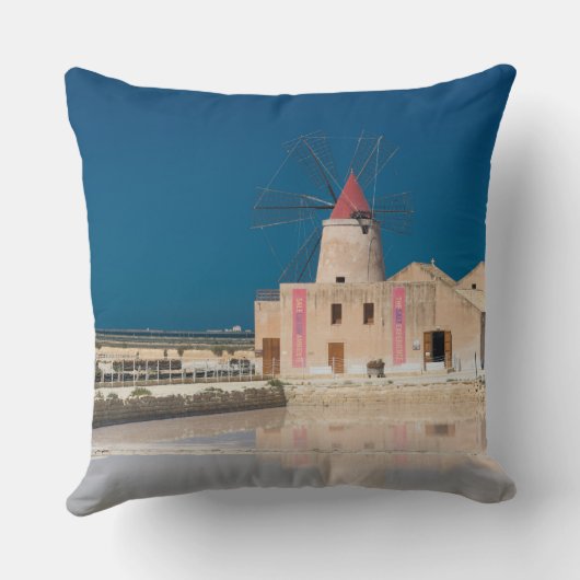 トラパニの塩水性沼沢の風車および塩鍋 クッション (裏面)