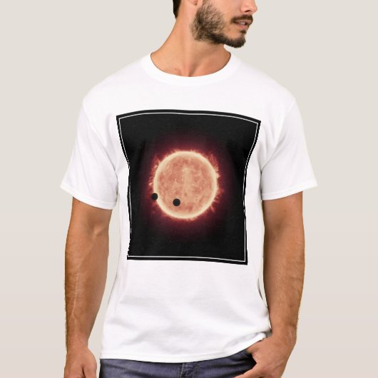 トラピスト–1で赤色矮星を通過する惑星 Tシャツ (正面)