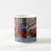 トラファルガースクエアレッドダブルデッカーバス，ロンドン，英国 コーヒーマグカップ (中央)