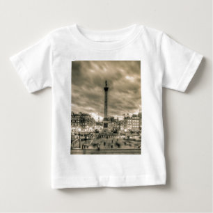 トラファルガー広場、ロンドンの観光客 ベビーTシャツ