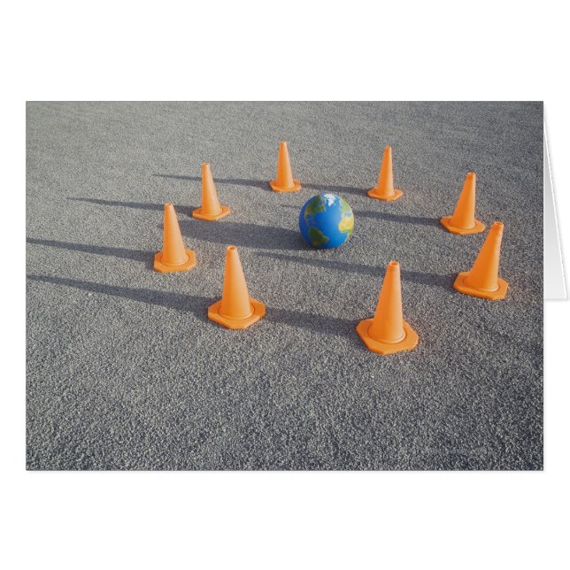 トラフィックに囲まれた砂のアウトドア上の地球 (正面横)