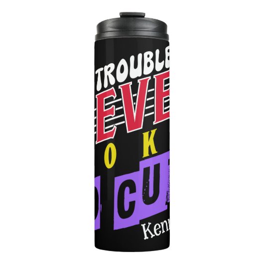 トラブルがこんなに可愛く見えたことは一度もない» – スローガン タンブラー (正面)