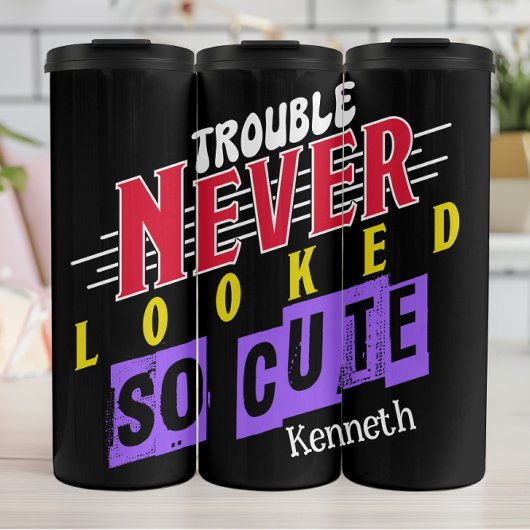 トラブルがこんなに可愛く見えたことは一度もない» – スローガン タンブラー