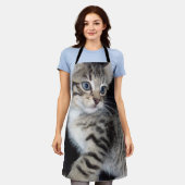 「トラブルのヒゲ – いたずら好きな虎猫子猫 エプロン (着用した状態)