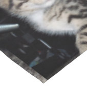 「トラブルのヒゲ – いたずら好きな虎猫子猫 テーブルクロス (アングル)