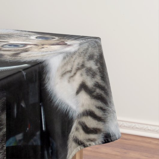 「トラブルのヒゲ – いたずら好きな虎猫子猫 テーブルクロス (インサイチュ)